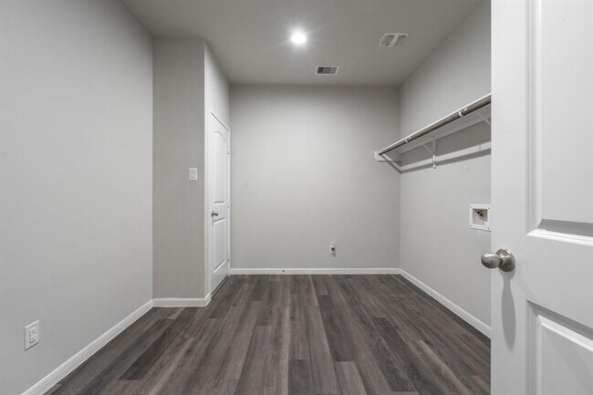 Building Photo - 6446 Rolling Hills Rd