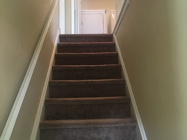 Building Photo - Spacious 4-bedroom, 1.5-bath townhome