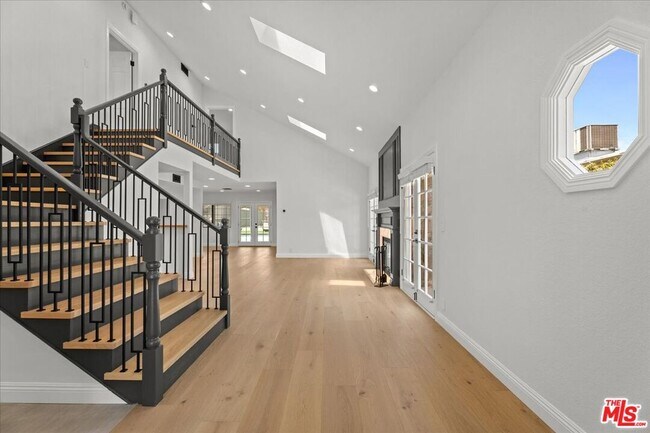 Building Photo - 6443 Matilija Ave
