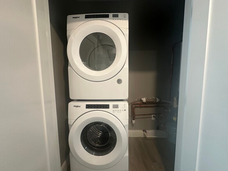 Building Photo - 656 Saratoga St