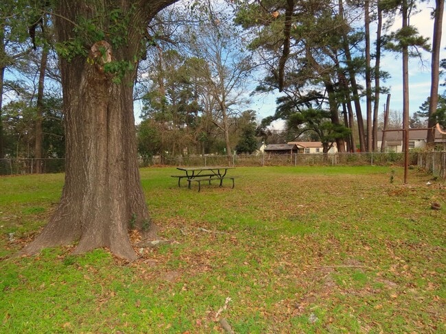 Building Photo - Newly Remodeled 4BR/1BA in Forest Hills Neighborhood