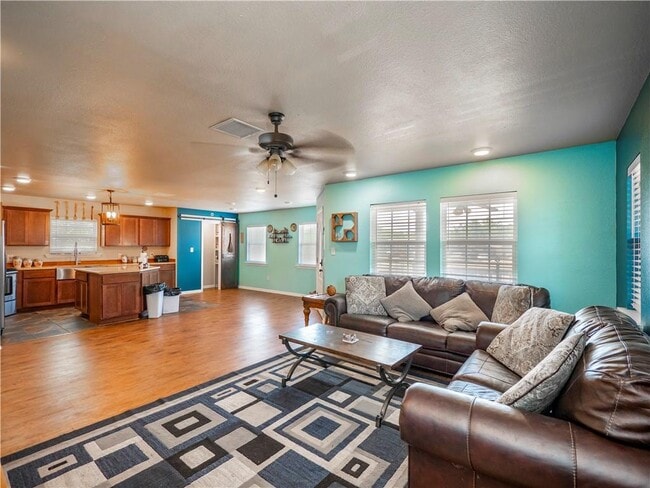 Building Photo - 691 Tamarack Dr