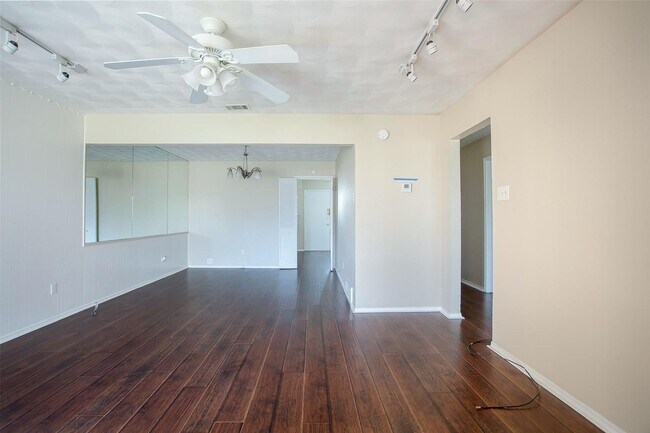 Building Photo - 2 Bedroom, 1 Bath Duplex in Lake Highlands