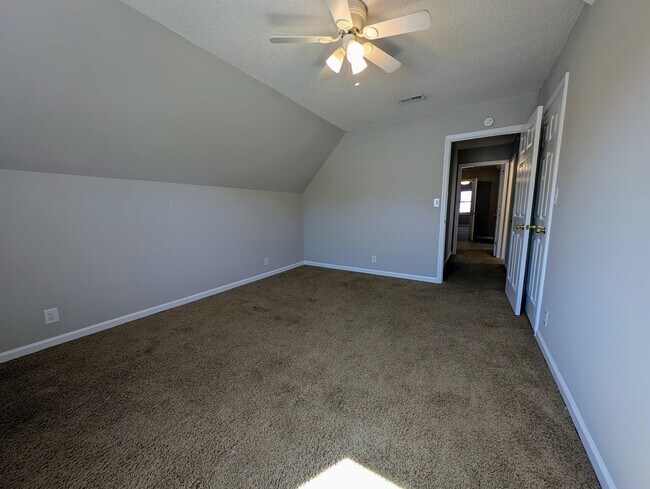 Building Photo - 124 Green Vale Dr