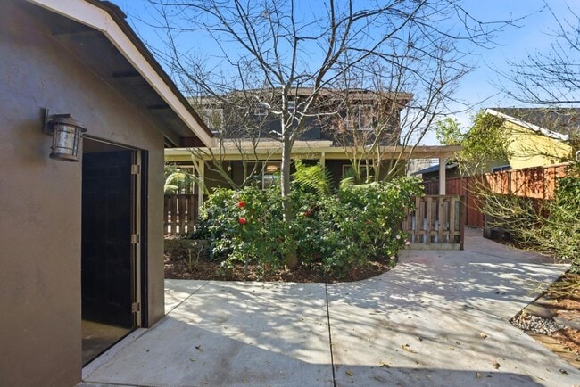 Building Photo - 659 Upton St