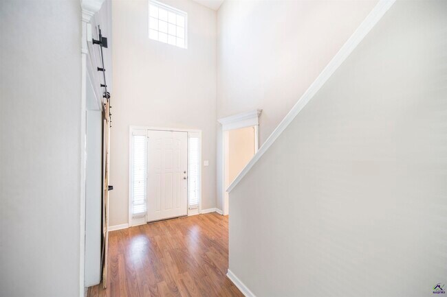 Building Photo - 104 Rosales Dr