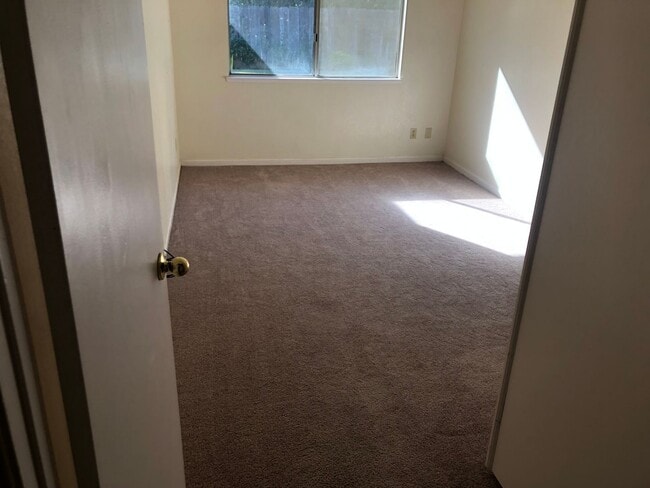 Building Photo - 4 Bedroom 2 Bath House for Rent