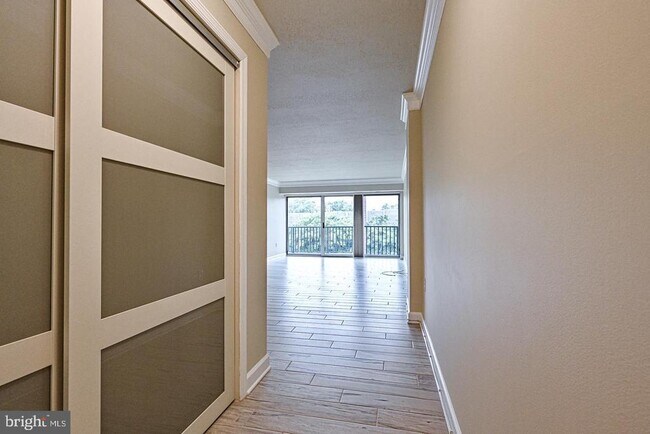 Building Photo - 1300 Army Navy Dr