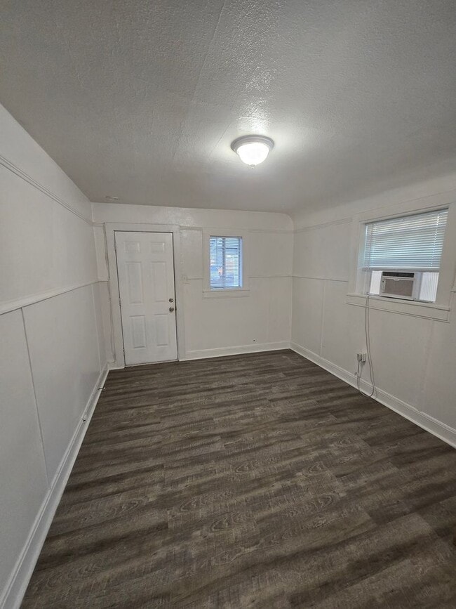 Building Photo - Downtown Studio Apartment - $200.00 off Move In Special