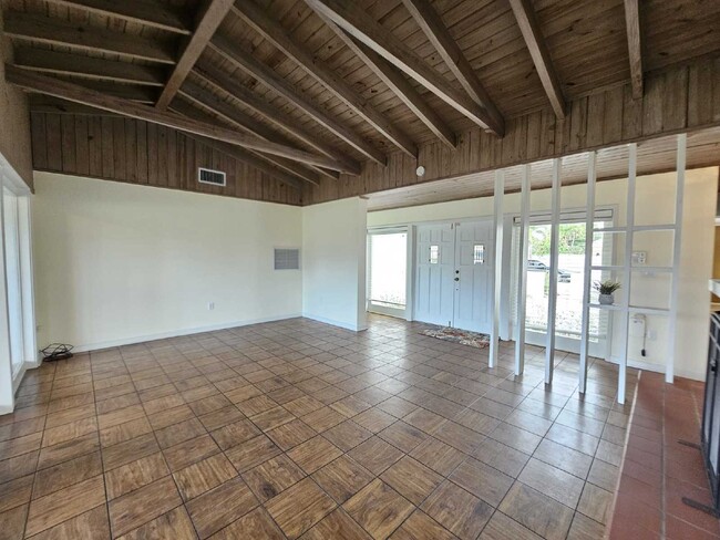 Building Photo - Charming 3-Bedroom Retreat with Spacious 1...