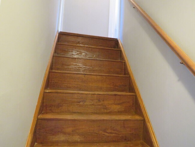 Building Photo - 3 Bedroom 2 Bath Home