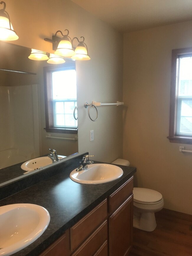 Building Photo - Spacious 4 Bedroom 2.5 Bath Home in River Rock