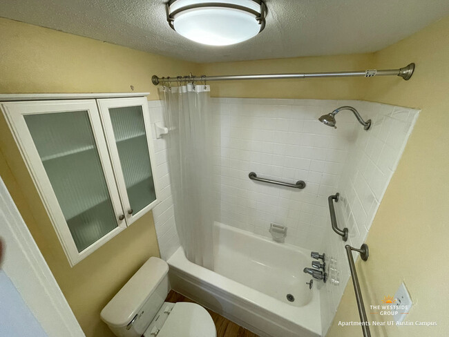 Bathtub/shower - Hyde Park Court Apartments