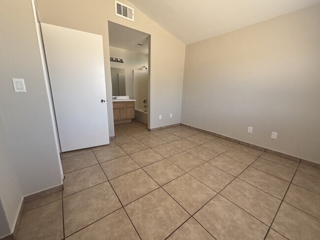 Building Photo - 4156 Abrams Ave