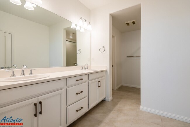 Building Photo - Newly Built Condo | Open Floor Plan | E.V. Outlet