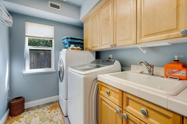 Building Photo - 4011 Prairie Falcon Dr