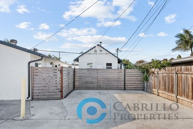 Building Photo - 4853 Mansfield St