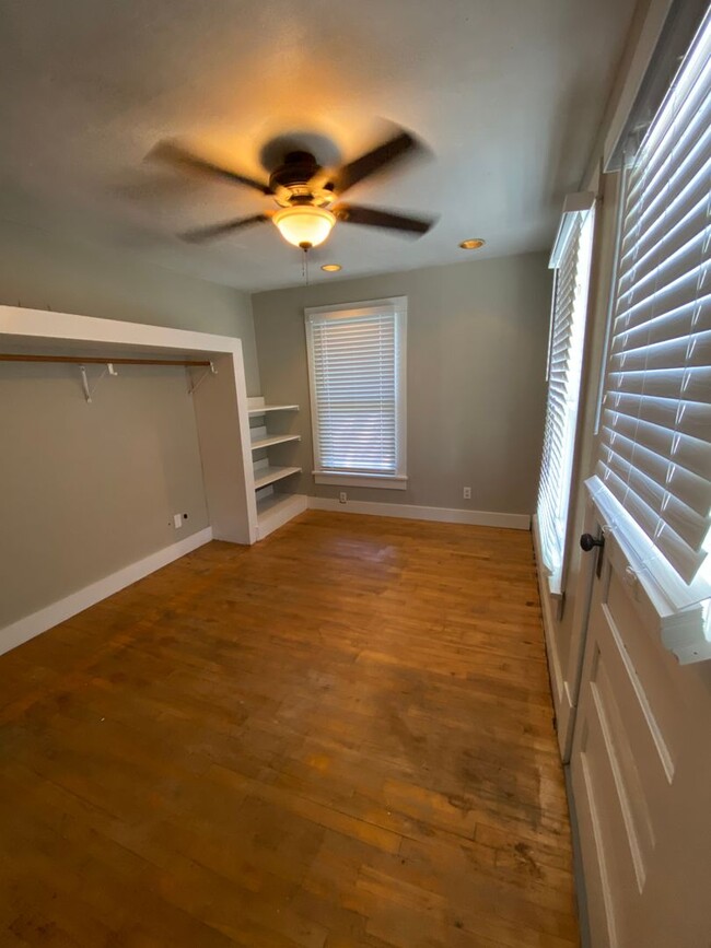 Building Photo - Room For Rent