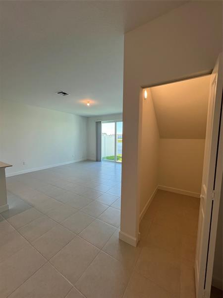 Building Photo - 655 SE Lk Fls St