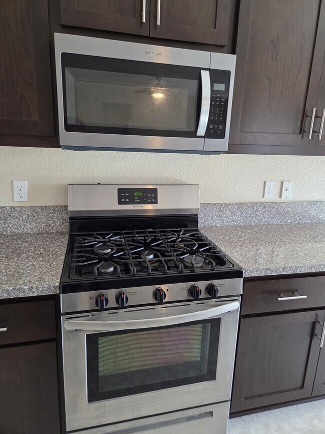 Building Photo - 1443 Greenbrier Dr