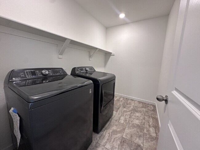 Building Photo - ~$1,000 OFF ONE MONTH'S RENT~ Stunning Thr...