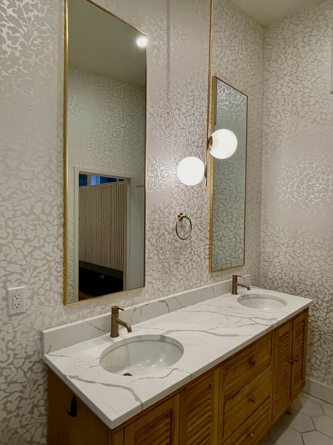 Building Photo - Absolutley stunning custom home in desirab...