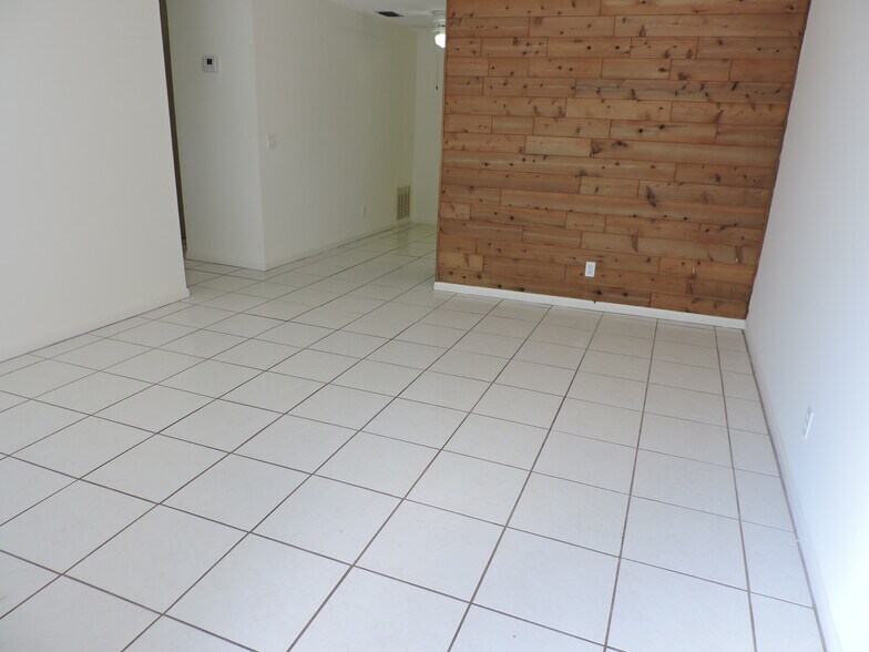 living room with tiled flooring - 9046 SE Parkway Dr