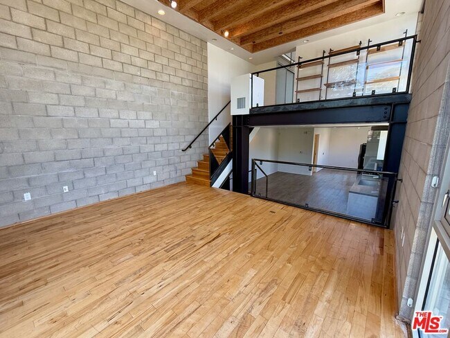 Primary Photo - 530 N Larchmont Blvd