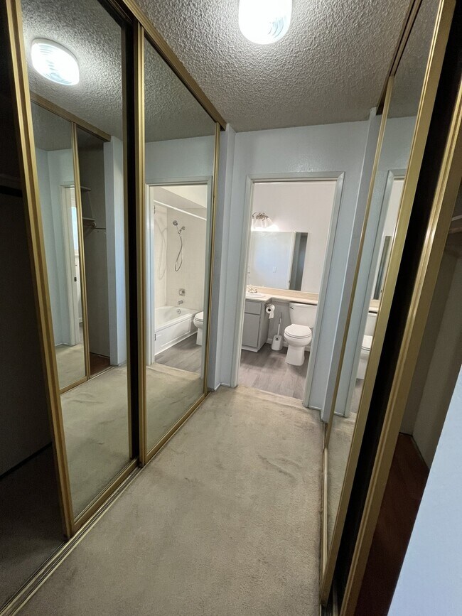 Building Photo - 6936-6936 Sutro Ct