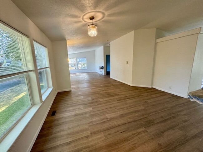 Building Photo - Remodeled Home on 1/2 Acre
