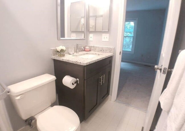 Building Photo - Gorgeous and fully updated 3BR 3.5BA 3 lev...