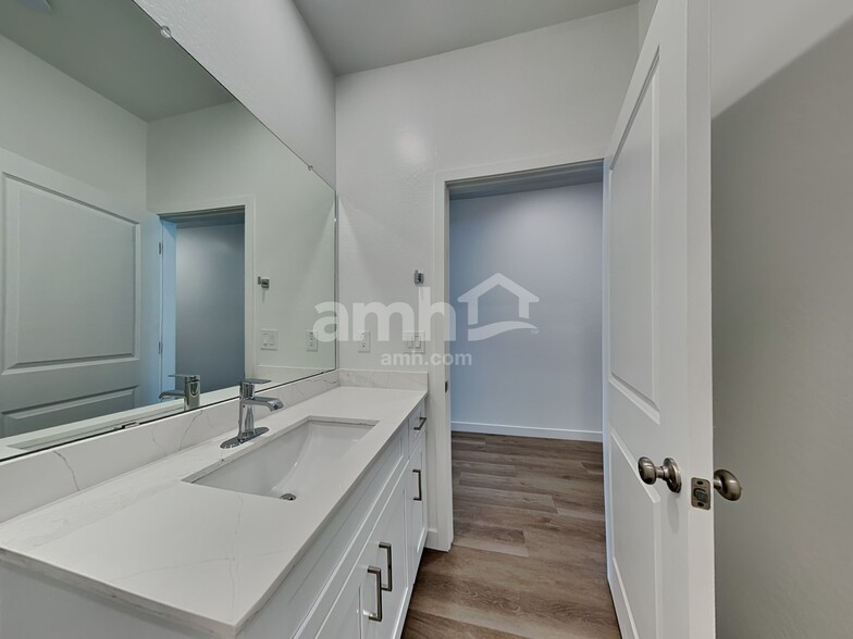 Building Photo - 9724 W Parkway Dr