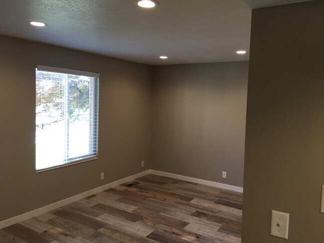 Building Photo - 10 W 1200 S