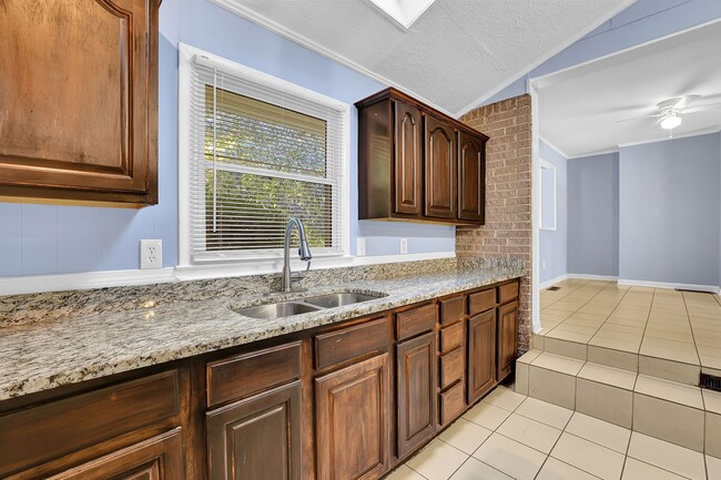Building Photo - Beautiful, Newly Renovated 5 Bed 2 Bath si...