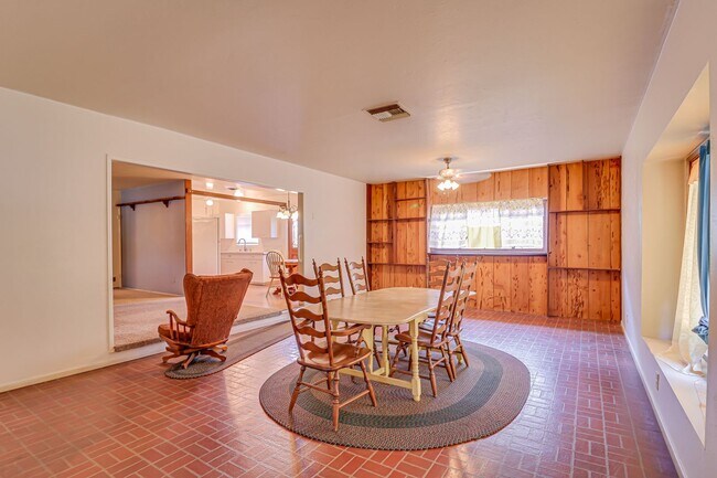 Building Photo - 2301 Faye Ln