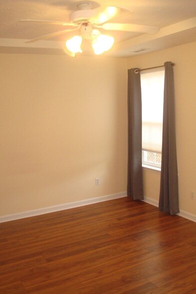 Building Photo - 425 Reavis Ave