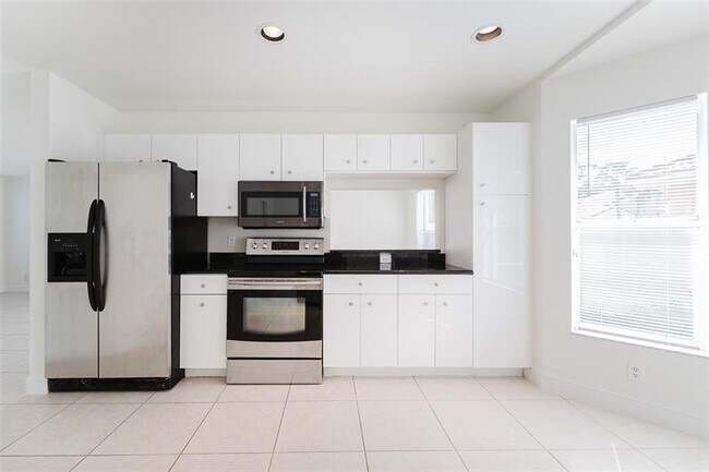 Building Photo - 10646 Lake Oak Way