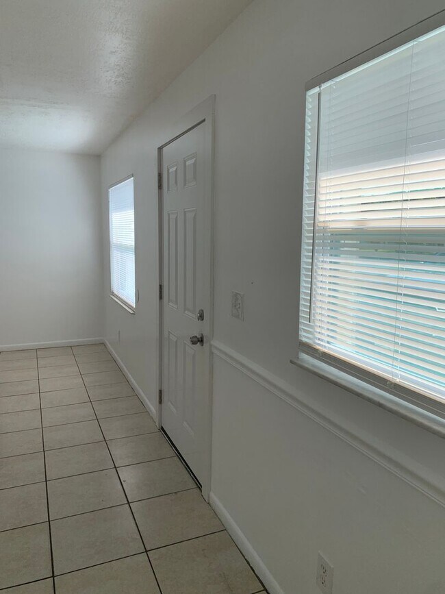 Building Photo - Vero Beach 2 Bedroom 1 Bath