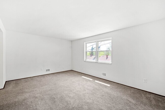 Building Photo - AVAILABLE JULY 1ST! UPDATED 3-bedroom!!