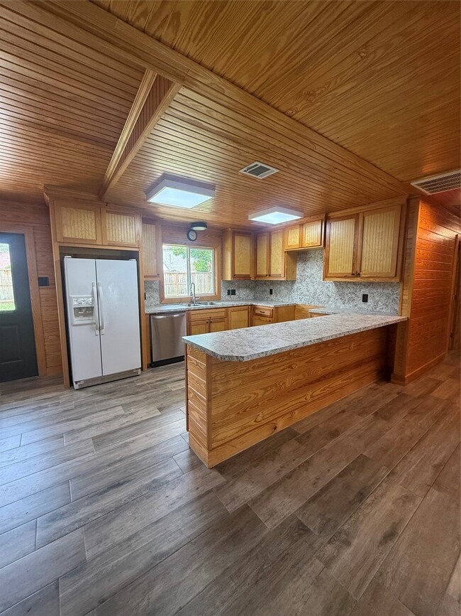 Building Photo - 902 Hidden Valley Dr