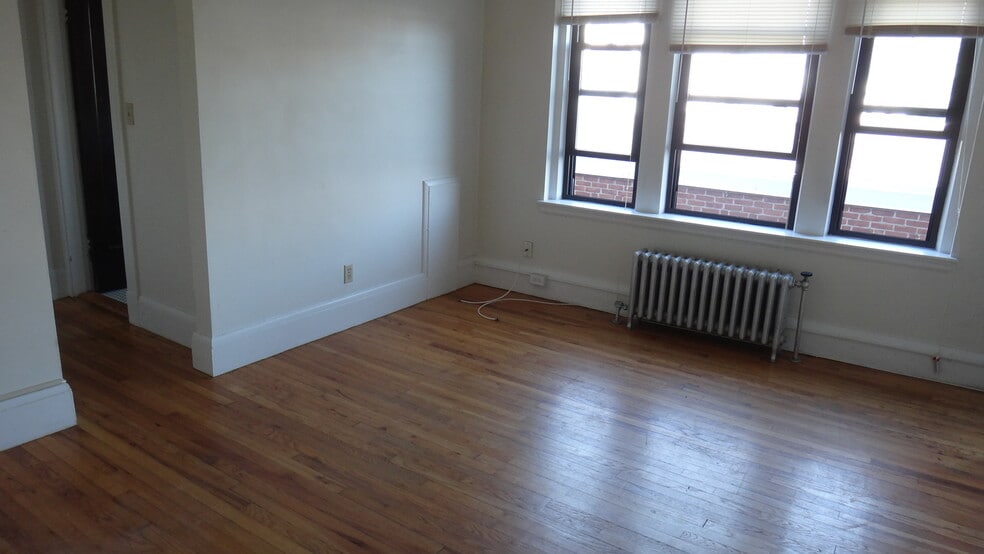 Building Photo - 347 Pleasant St