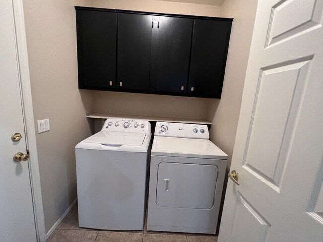 Building Photo - 3BDRM 2BA Residential home with pool for rent in Goodyear!