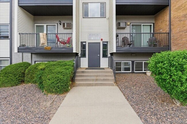 Building Photo - 1400 Golden Cir