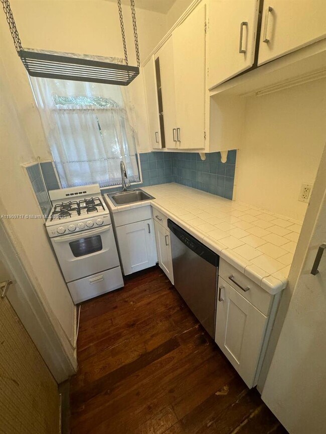 Building Photo - 315 W 28th St