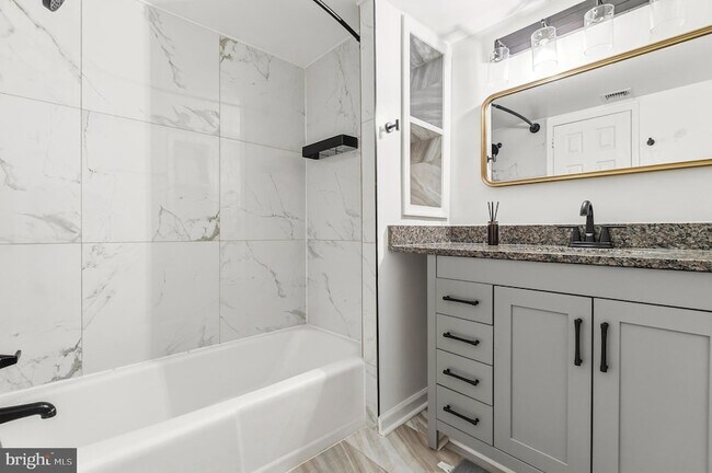 Building Photo - 2648 Redcoat Dr