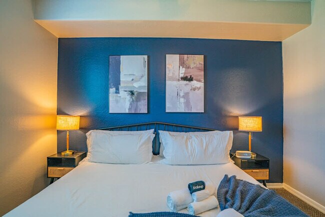 Building Photo - 1275 E University Dr