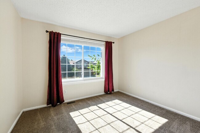 Building Photo - Beautiful, Well-Maintained 4 Bed/4 Bath Ho...