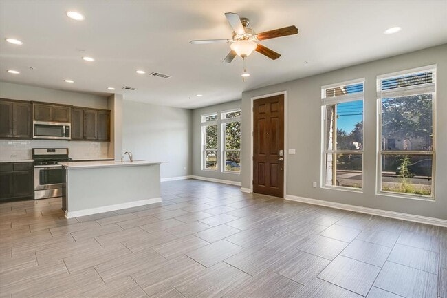 Building Photo - 6814 E Riverside Dr