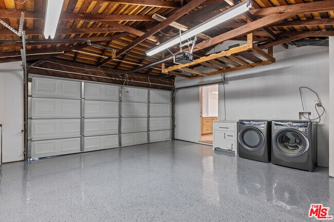 Building Photo - 3647 Grand View Blvd