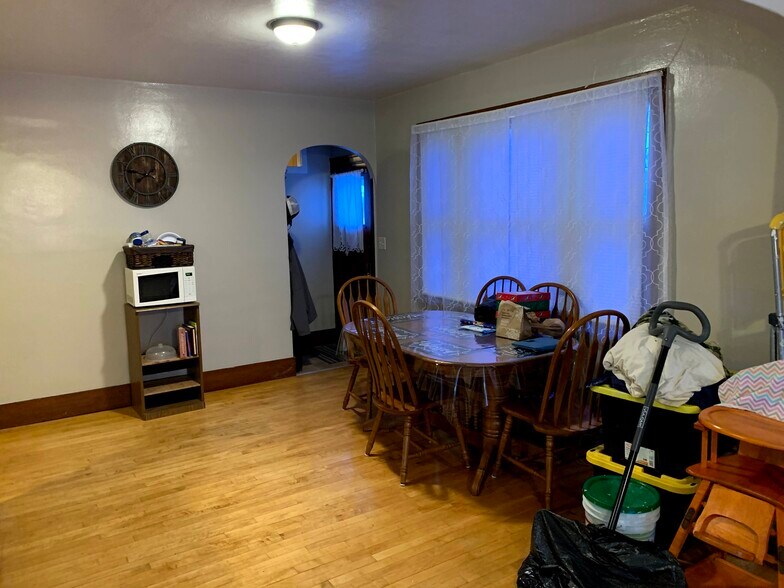 dining room - 400 Milwaukee Ave